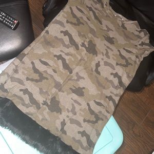 Camo short sleeve dress with fur hem detail